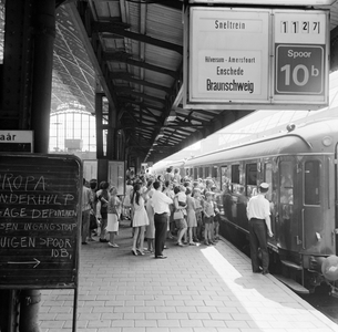 883106 Afbeelding van drukte op het vierde perron van het N.S.-station Amsterdam C.S. te Amsterdam, met de sneltrein ...